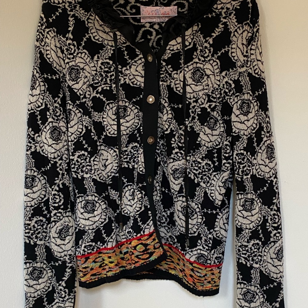 Eva & Claudi black and white floral top 🤍💗